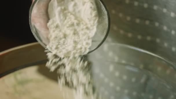 Puse un vaso de harina en un tazón transparente. — Vídeos de Stock