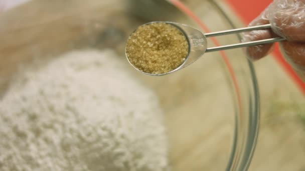 Puse una cucharada de azúcar morena en la harina para KFC — Vídeo de stock