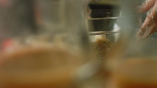 초밥 막대기를 사용하여 여러 종을 혼합 한다 — 비디오