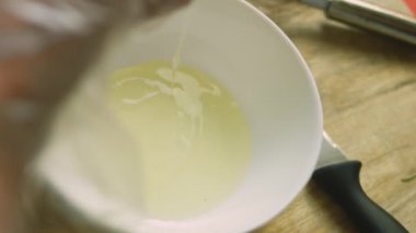 Yumurtanın beyazını emiyorum.