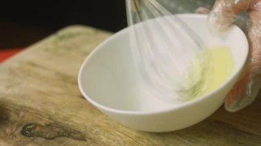 Yumurtanın beyazını bir kasede çırp.