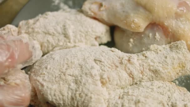 La carne en la harina con las especias. Preparo pollo KFC — Vídeos de Stock