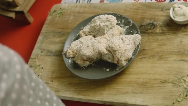 La carne en la harina con las especias. Preparo pollo KFC — Vídeos de Stock