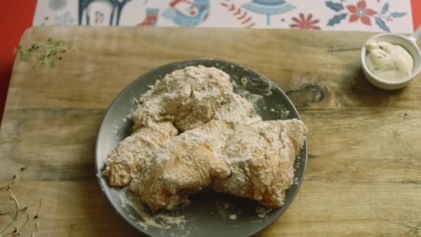 La carne en la harina con las especias. Preparo pollo KFC — Vídeos de Stock