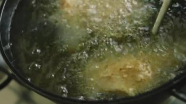 Kızarmış tavuk bacağı ve yağda kanat. Ette baharatlı un tabakası var.