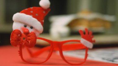 Noel ve Yeni Yıl gözlükleri. Kızarmış tavuk pişirdim.