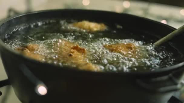Smažit kuřecí stehýnka a křídla v oleji. Maso má vrstvu mouky s kořením — Stock video
