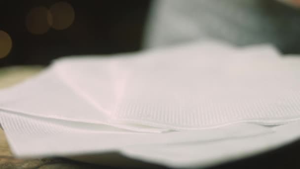 Pus os guardanapos num prato. Eu quero absorver a gordura na carne frita — Vídeo de Stock