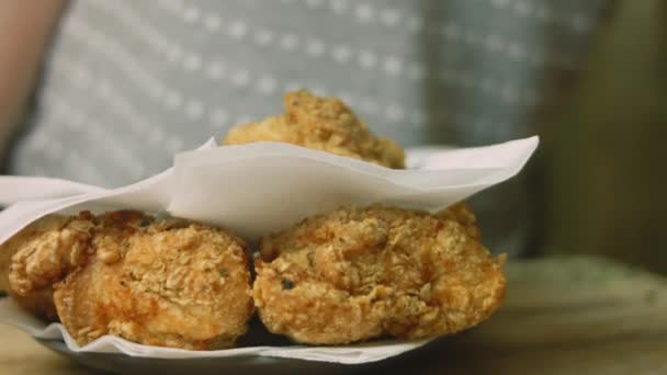 I put the napkins on a plate. I want to soak the fat in the fried meat — Stock Video