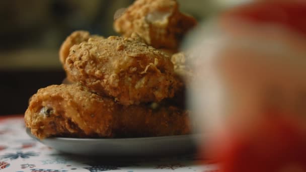 Pus os guardanapos num prato. Eu quero absorver a gordura na carne frita — Vídeo de Stock