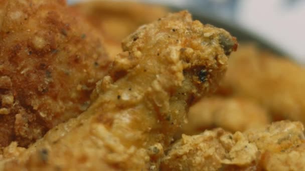 Karácsonyi konyha, készítek KFC csirke. — Stock videók
