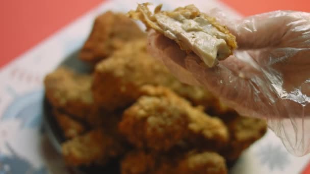 Świąteczna kuchnia, przygotowuję kurczaka KFC. — Wideo stockowe