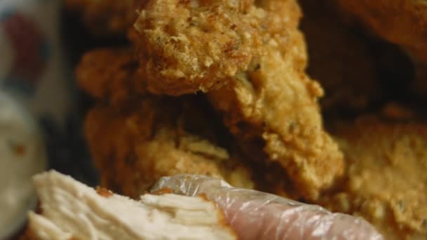Weihnachtsküche, ich bereite KFC-Hühnchen zu. — Stockvideo