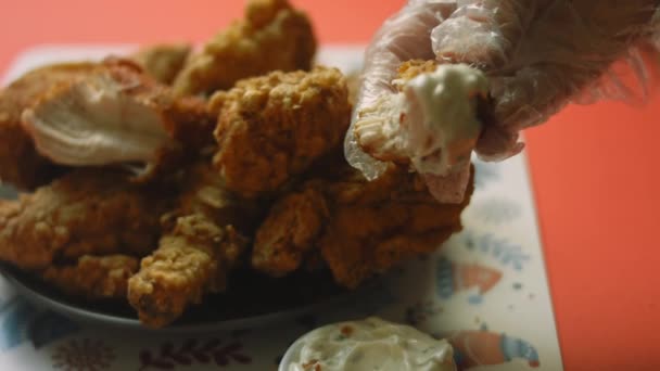 Cozinha de Natal, eu preparo frango KFC. — Vídeo de Stock