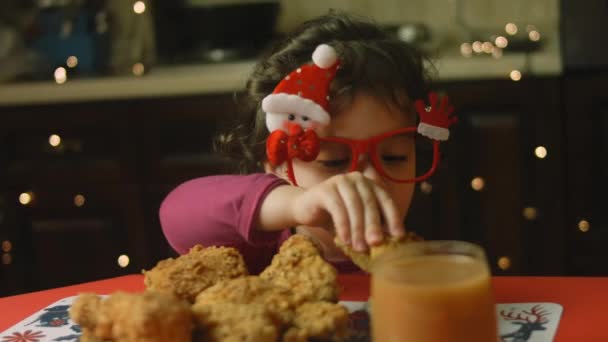 女の子はクリスマスキッチンを味わう,私はKFCチキンを準備します。 — ストック動画