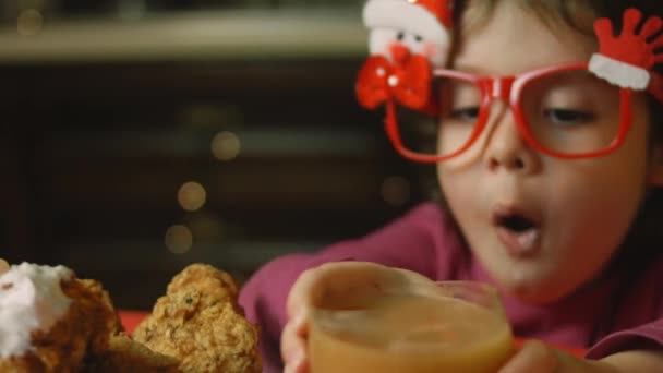 Küçük kız Noel mutfağını tadıyor, ben de KFC tavuğunu hazırlıyorum. — Stok video