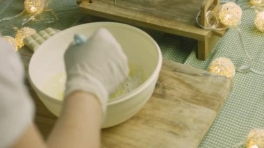 Bir çorba kaşığı esmer şeker ve tereyağı karıştır.