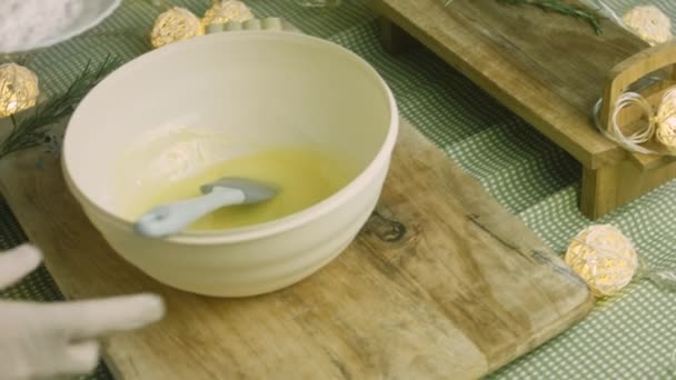 Adicionar açúcar em pó à manteiga derretida — Vídeo de Stock