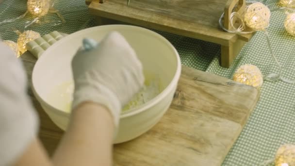 Смешайте столовую ложку коричневого сахара с маслом — стоковое видео