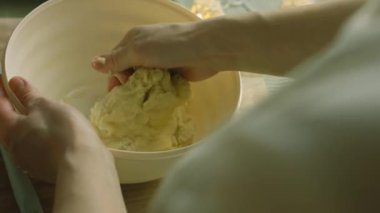 Noel pastası için hamur yoğur.