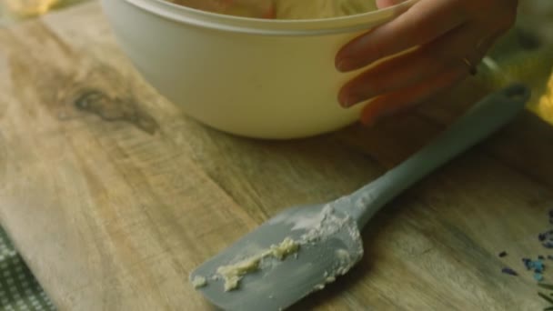 Amasar la masa para el pastel de Navidad — Vídeos de Stock