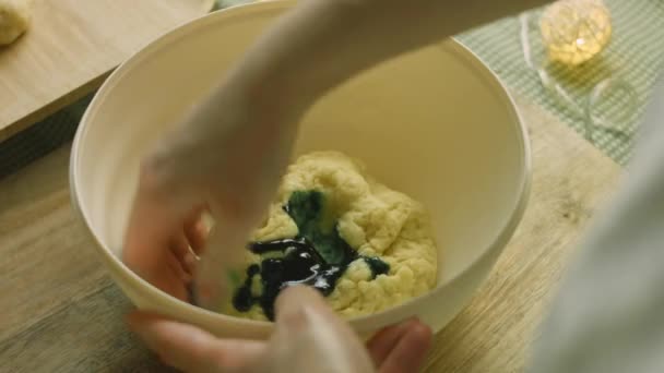 Dodaję zielone jedzenie kolorowanki do ciasta — Wideo stockowe