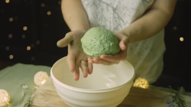 Замеси тесто зеленого цвета — стоковое видео