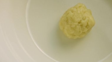 Hamuruna kırmızı gıda boyası ekliyorum.