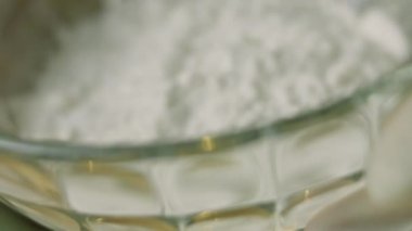 Masaya bir kase pudra şekeri koydum. Makro film