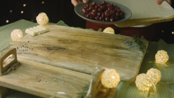 Ich stelle eine Schüssel Kirschen aus Dosen auf den Tisch — Stockvideo