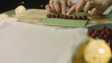 Korunmuş kirazları yeşil hamurun üzerine koydum.