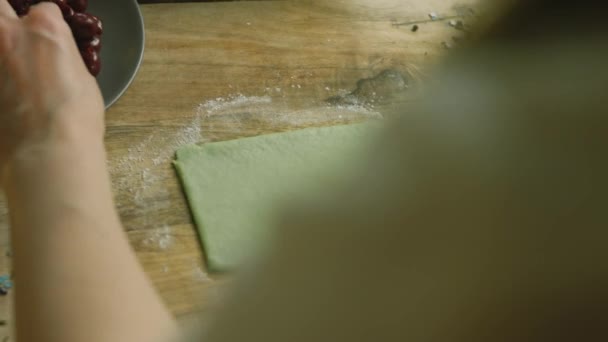 Eu coloquei as cerejas preservadas na massa verde — Vídeo de Stock