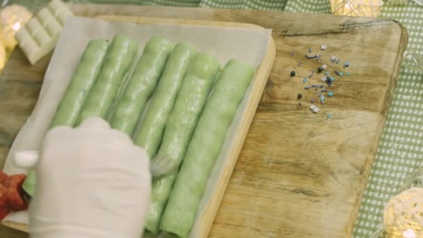 Engraxe a massa de bolo verde com ovo — Vídeo de Stock