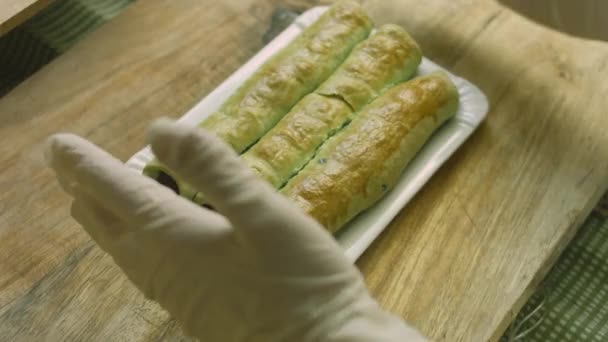 Τακτοποιήστε σε ορθογώνιο πιάτο το κέικ από κεράσια με πράσινη και κόκκινη ζύμη — Αρχείο Βίντεο