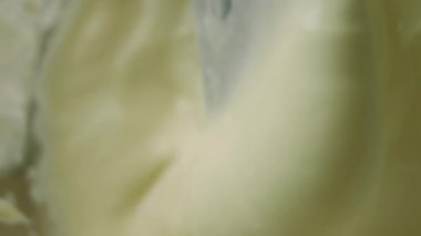 Sucuğu ekşi krema ve yeşil hamurla yağla. Makro film