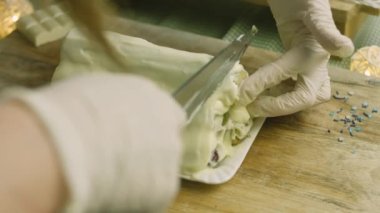 Kiraz bıçağıyla kenarlarını ekşi kiraz ve yeşil hamurla kes.