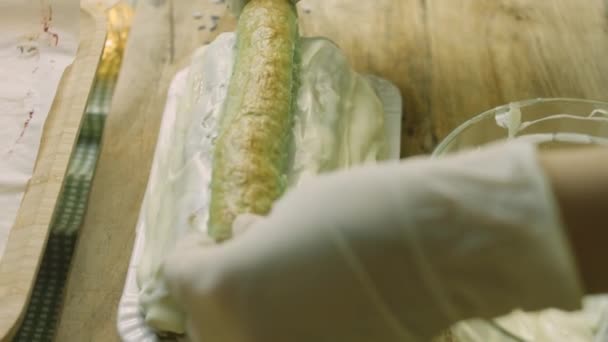 Organize em uma chapa retangular o bolo feito de cerejas com massa de farinha verde e vermelha — Vídeo de Stock
