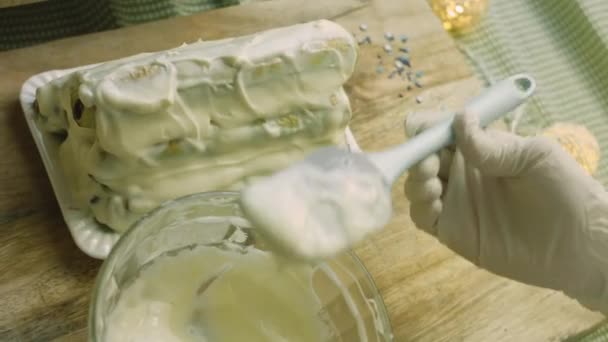 Engrasar el chorizo con crema agria y masa verde — Vídeos de Stock