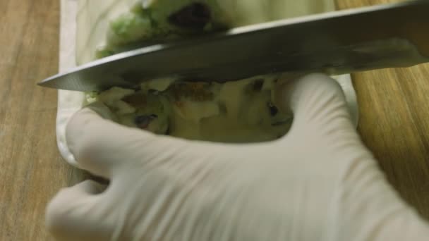 Κόβουμε τις άκρες με ένα μαχαίρι κεράσι με βύσσινο και πράσινη ζύμη — Αρχείο Βίντεο