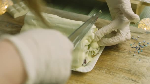 Обрежьте края вишневым ножом с кислым вишневым и зеленым тестом — стоковое видео