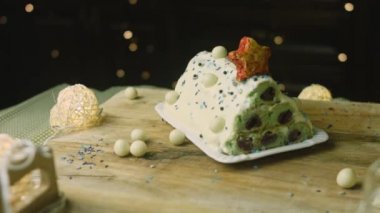 Yeşil hamurlu kek, ekşi kiraz ve ekşi krema. Ayrıca yemek süsü ve kırmızı yıldız pastası da var.