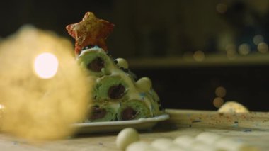 Yeşil hamurlu kek, ekşi kiraz ve ekşi krema. Ayrıca yemek süsü ve kırmızı yıldız pastası da var.