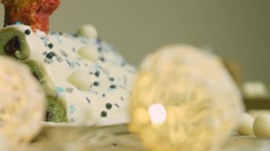 Yeşil hamurlu kek, ekşi kiraz ve ekşi krema. Ayrıca yemek süsü ve kırmızı yıldız pastası da var.