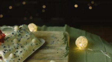 Yeşil hamurlu kek, ekşi kiraz ve ekşi krema. Ayrıca yemek süsü ve kırmızı yıldız pastası da var.