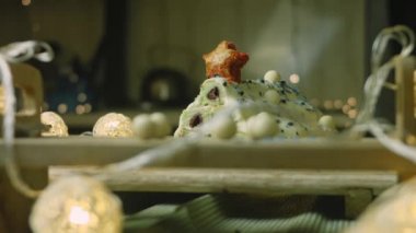 Yeşil hamurlu kek, ekşi kiraz ve ekşi krema. Ayrıca yemek süsü ve kırmızı yıldız pastası da var.