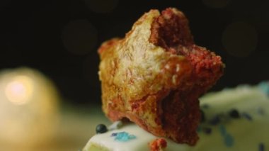 Yeşil hamurlu kek, ekşi kiraz ve ekşi krema. Ayrıca yemek süsü ve kırmızı yıldız pastası da var.