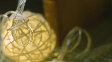 Yeşil hamurlu kek, ekşi kiraz ve ekşi krema. Ayrıca yemek süsü ve kırmızı yıldız pastası da var.