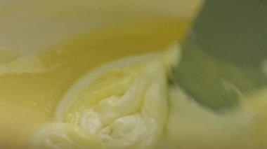 Pasta için malzemeleri karıştır.