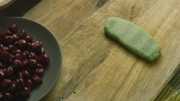 J'ai étalé la pâte verte avec un rouleau à pâtisserie — Video