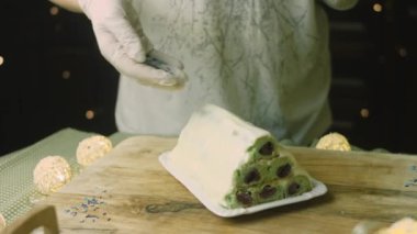 Pastanın üzerine yeşil hamurlu, kirazlı ve ekşi kremalı yemek süsü koy.